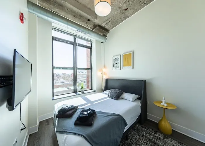 Modern And Bright 2br On Michigan Ave With Optional Parking And Gym Access Near Soldier Field & Grant Park