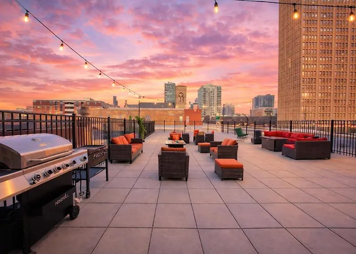 Modern And Bright 2br On Michigan Ave With Optional Parking And Gym Access Near Soldier Field & Grant Park