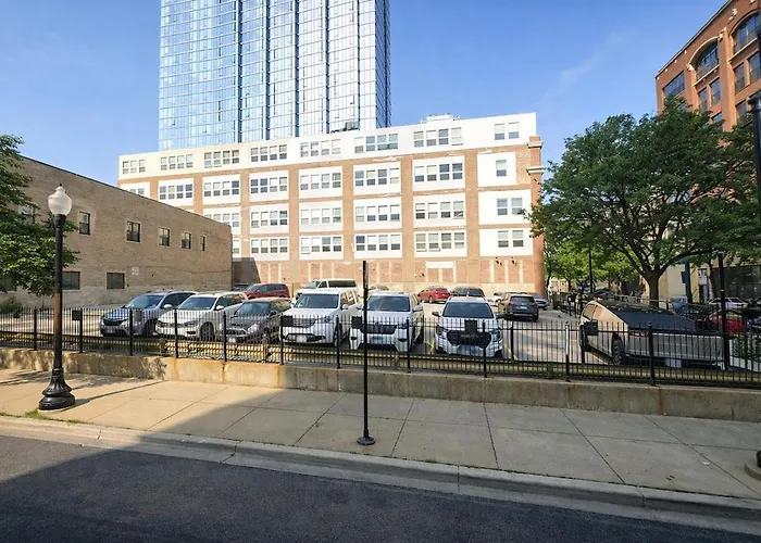 Modern And Bright 2br On Michigan Ave With Optional Parking And Gym Access Near Soldier Field & Grant Park